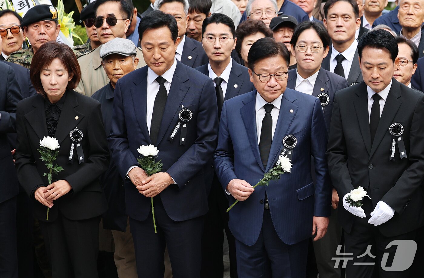 본문 이미지 - 국민의힘 장동혁 대표와 정점식 원내대표를 비롯한 당 지도부와 오세훈 서울시장이 26일 서울 동작구 국립서울현충원에서 열린 박정희 전 대통령 서거 제47주기 추모식에서 헌화를 하고 있다. 2026.10.26 ⓒ 뉴스1 오대일 기자