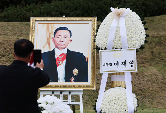 박정희 추모식서 이재명 대통령 화환 옮겨져…文尹 때도 논란