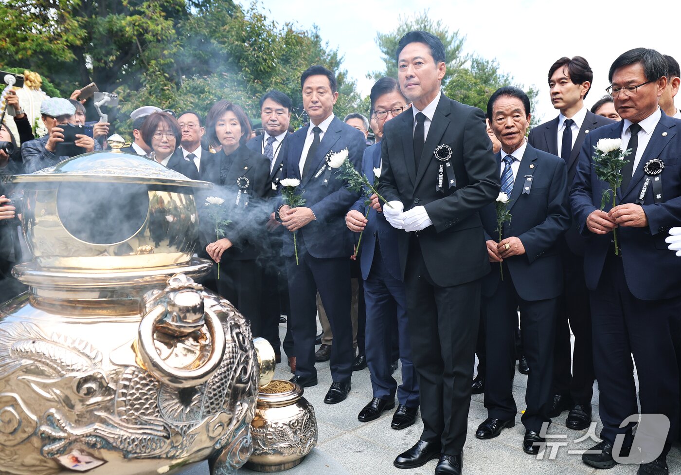 본문 이미지 - 국민의힘 장동혁 대표와 정점식 원내대표를 비롯한 당 지도부와 오세훈 서울시장이 26일 서울 동작구 국립서울현충원에서 열린 박정희 전 대통령 서거 제47주기 추모식에서 헌화를 하고 있다. 2026.10.26 ⓒ 뉴스1 오대일 기자