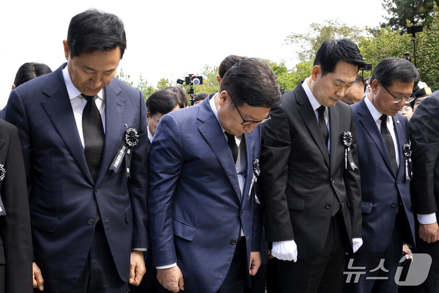 (서울=뉴스1) 오대일 기자 = 장동혁 국민의힘 대표와 정점식 원내대표를 비롯한 당 지도부와 오세훈 서울시장이 26일 서울 동작구 국립서울현충원에서 열린 박정희 전 대통령 서거 4 …