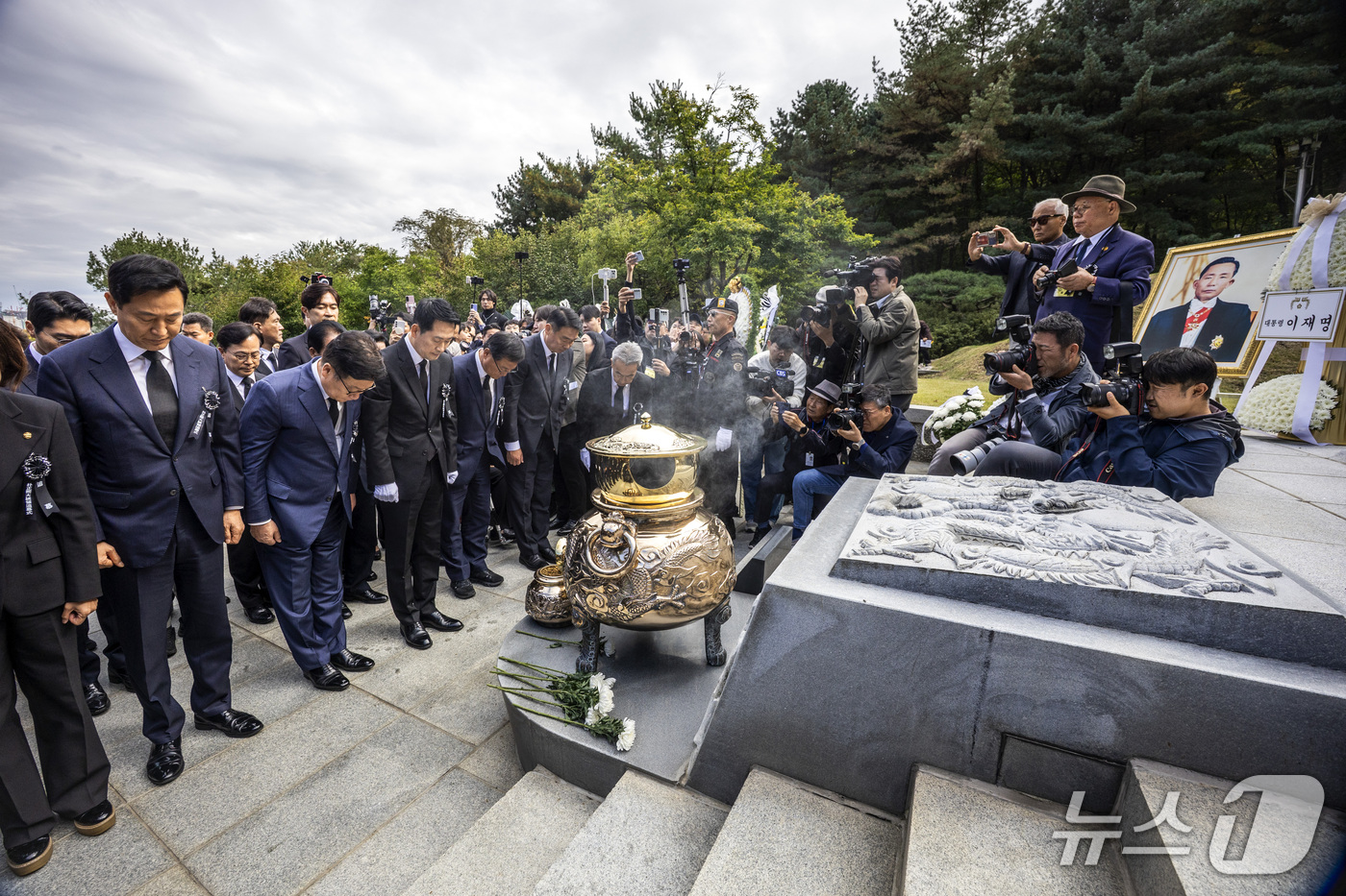 (서울=뉴스1) 오대일 기자 = 장동혁 국민의힘 대표와 정점식 원내대표를 비롯한 당 지도부와 오세훈 서울시장이 26일 서울 동작구 국립서울현충원에서 열린 박정희 전 대통령 서거 4 …