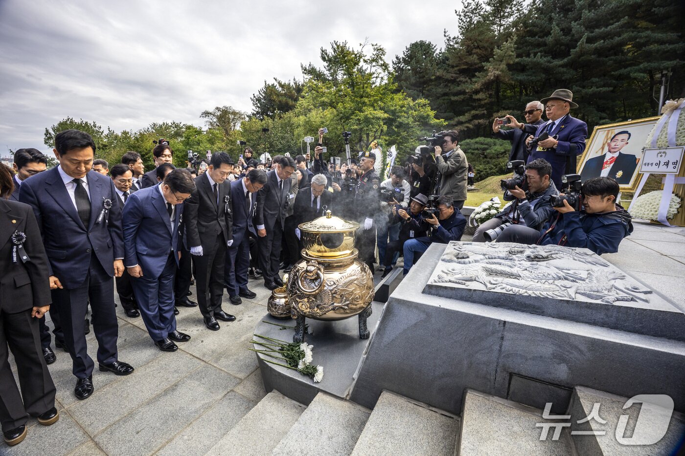 본문 이미지 - 장동혁 국민의힘 대표와 정점식 원내대표를 비롯한 당 지도부와 오세훈 서울시장이 26일 서울 동작구 국립서울현충원에서 열린 박정희 전 대통령 서거 47주기 추모식에 참석해 박 전 대통령 묘소에 분향 후 묵념하고 있다. (공동취재) 2026.10.26 ⓒ 뉴스1 오대일 기자