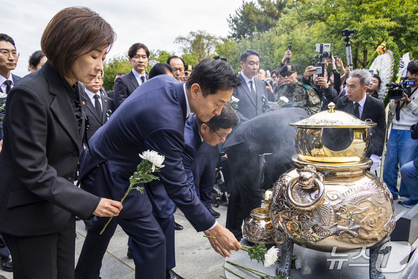(서울=뉴스1) 오대일 기자 = 나경원 국민의힘 의원과 오세훈 서울시장이 26일 서울 동작구 국립서울현충원에서 열린 박정희 전 대통령 서거 제47주기 추모식에서 헌화하고 있다. ( …