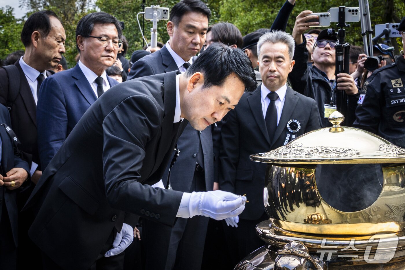 본문 이미지 - 장동혁 국민의힘 대표가 26일 서울 동작구 국립서울현충원에서 열린 박정희 전 대통령 서거 47주기 추모식에 참석해 박 전 대통령 묘소에 분향하고 있다. (공동취재) 2026.10.26 ⓒ 뉴스1 오대일 기자