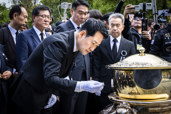장동혁, 박정희 생가 찾고 벼 수확 봉사…TK서 '보수 결집' 행보