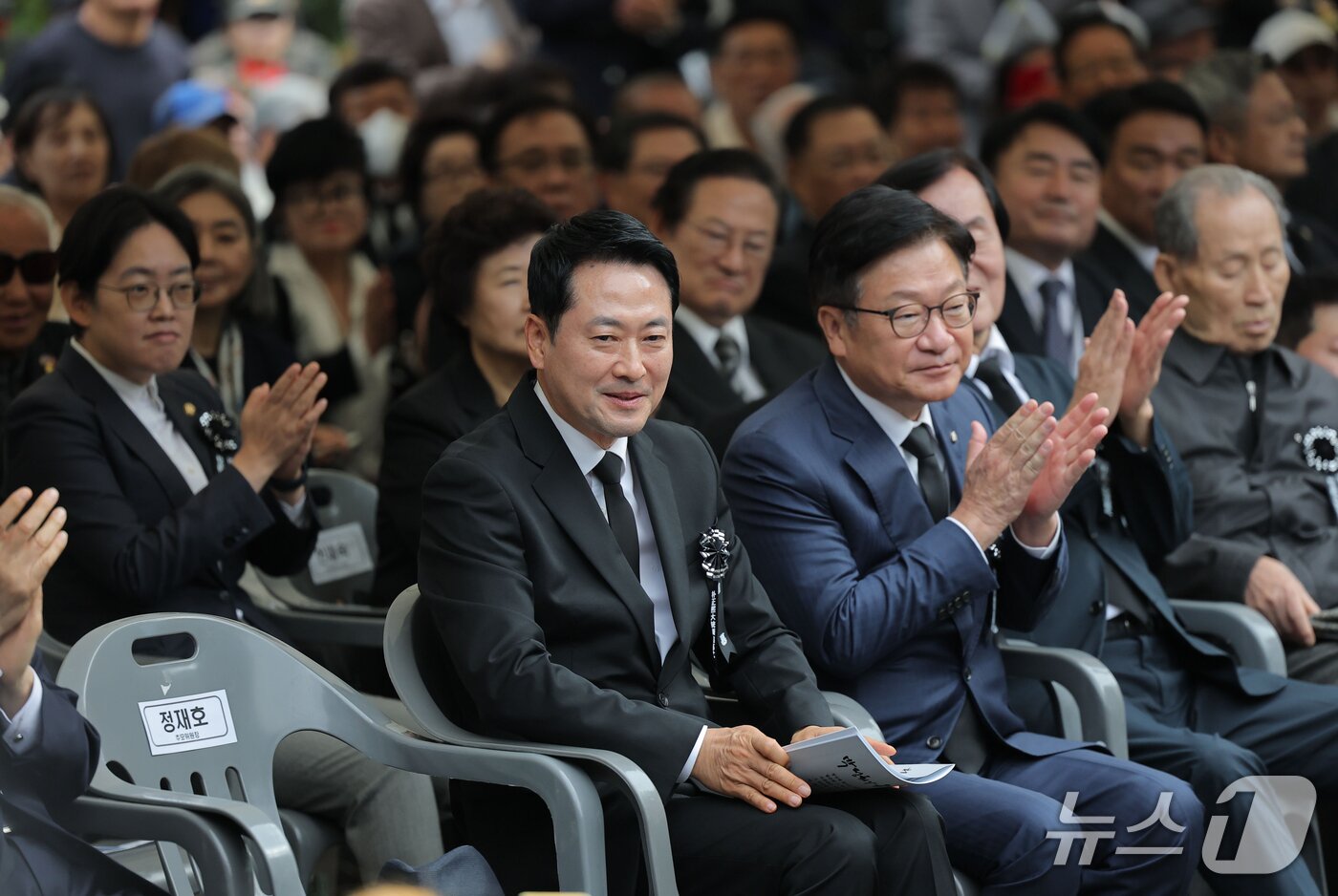 본문 이미지 - 장동혁 국민의힘 대표가 26일 서울 동작구 국립서울현충원에서 열린 박정희 전 대통령 서거 47주기 추모식에서 참석자들에게 인사를 하고 있다. (공동취재) 2026.10.26 ⓒ 뉴스1 오대일 기자