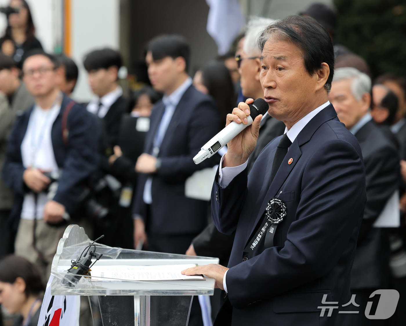 (서울=뉴스1) 오대일 기자 = 권오을 국가보훈부 장관이 26일 서울 동작구 국립서울현충원에서 열린 박정희 전 대통령 서거 47주기 추모식에서 추모사를 하고 있다. (공동취재) 2 …