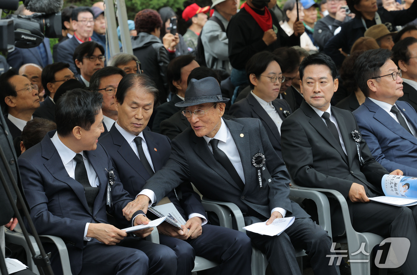 (서울=뉴스1) 오대일 기자 = 장동혁 국민의힘 대표(오른쪽 두 번째), 오세훈 서울시장(왼쪽)이 26일 서울 동작구 국립서울현충원에서 열린 박정희 전 대통령 서거 47주기 추모식 …