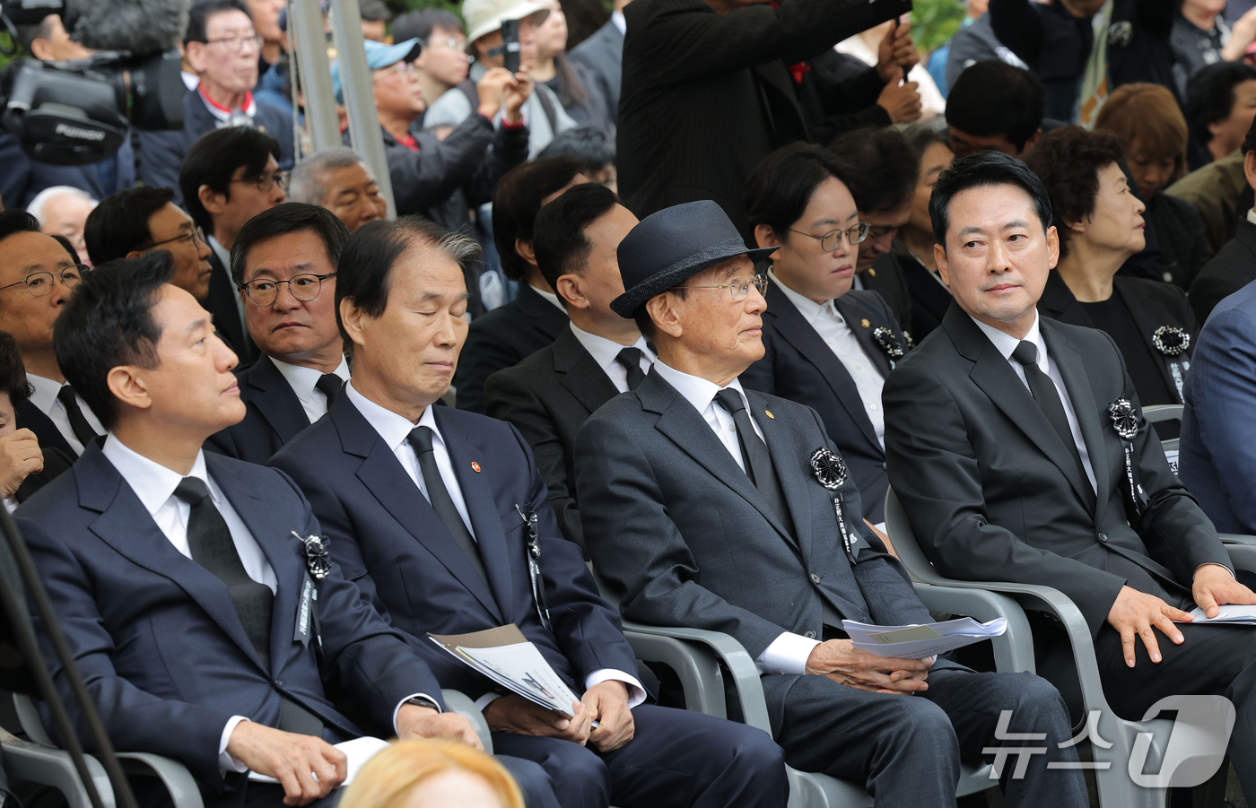 (서울=뉴스1) 오대일 기자 = 장동혁 국민의힘 대표(오른쪽), 오세훈 서울시장(왼쪽) 등 참석자들이 26일 서울 동작구 국립서울현충원에서 열린 박정희 전 대통령 서거 47주기 추 …