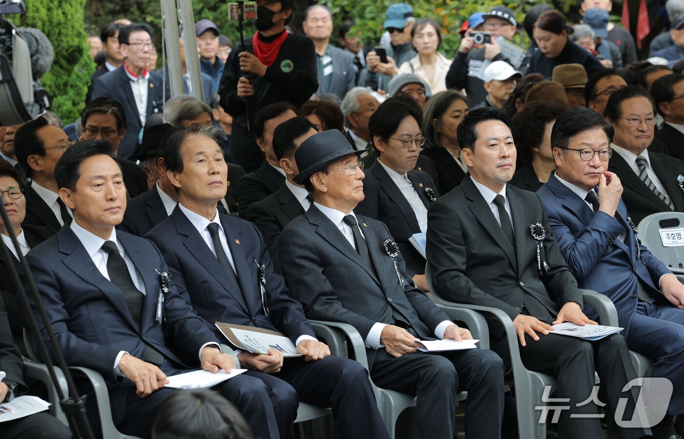 본문 이미지 - 장동혁 국민의힘 대표(오른쪽 두 번째), 오세훈 서울시장(왼쪽) 등 참석자들이 26일 서울 동작구 국립서울현충원에서 열린 박정희 전 대통령 서거 47주기 추모식에서 자리에 앉아 있다. (공동취재) 2026.10.26 ⓒ 뉴스1 오대일 기자