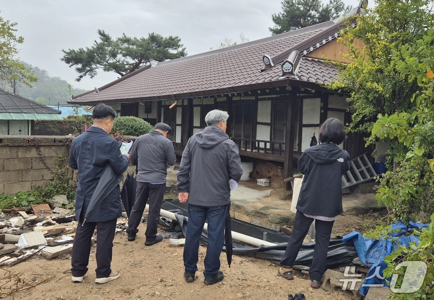 본문 이미지 - 전북 정읍시가 전문 조사기관 관계자들과 함께 고부관아터 추정지인 고부초등학교 일원 1만 7370㎡를 대상으로 현장 정밀 지표조사를 실시했다.(정읍시 제공. 재판매 및 DB 금지)/뉴스1 