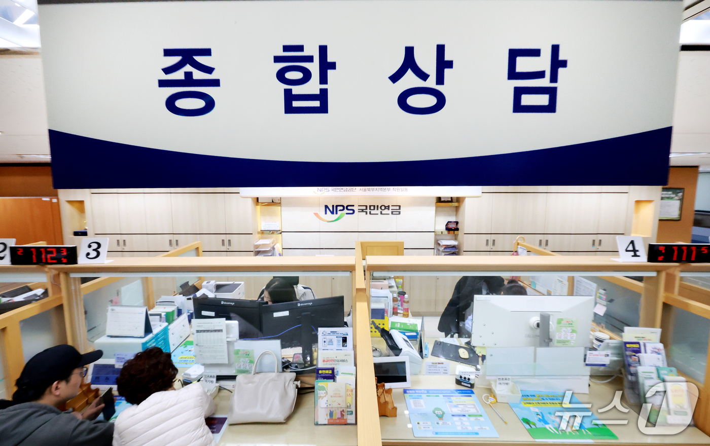 (서울=뉴스1) 이호윤 기자 = 국민연금을 받는다는 이유로 깎인 기초연금이 최근 5년간 2조8천억원을 넘어선 것으로 나타났다. 26일 국회 보건복지위원회 소속 더불어민주당 남인순 …