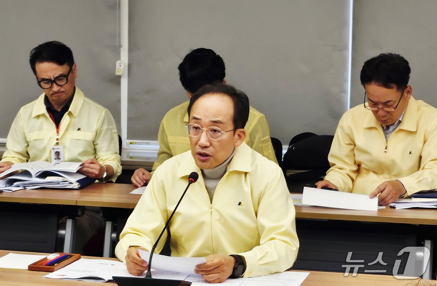 (대구=뉴스1) 남승렬 기자 = 추경호 대구시장이 26일 오후 대구시 산격청사 대회의실에서 '가을철 재난안전 추진상황 대책회의'를 주재하고 있다. 2026.10.26/뉴스1