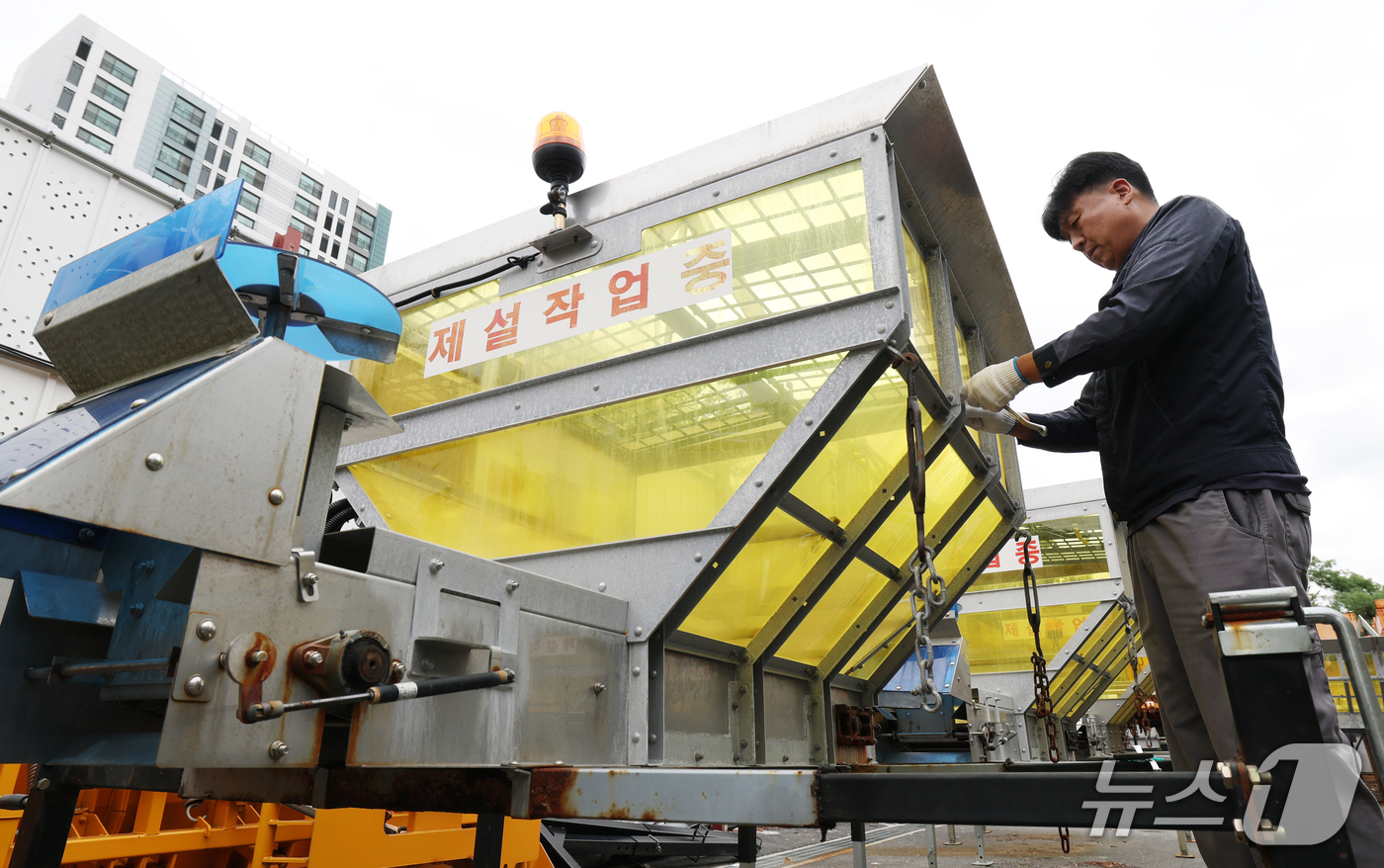 (수원=뉴스1) 김영운 기자 = 26일 경기 수원시 팔달구 제설자재 창고에서 관계자가 제설제 살포기를 점검하고 있다. 2026.10.26/뉴스1
