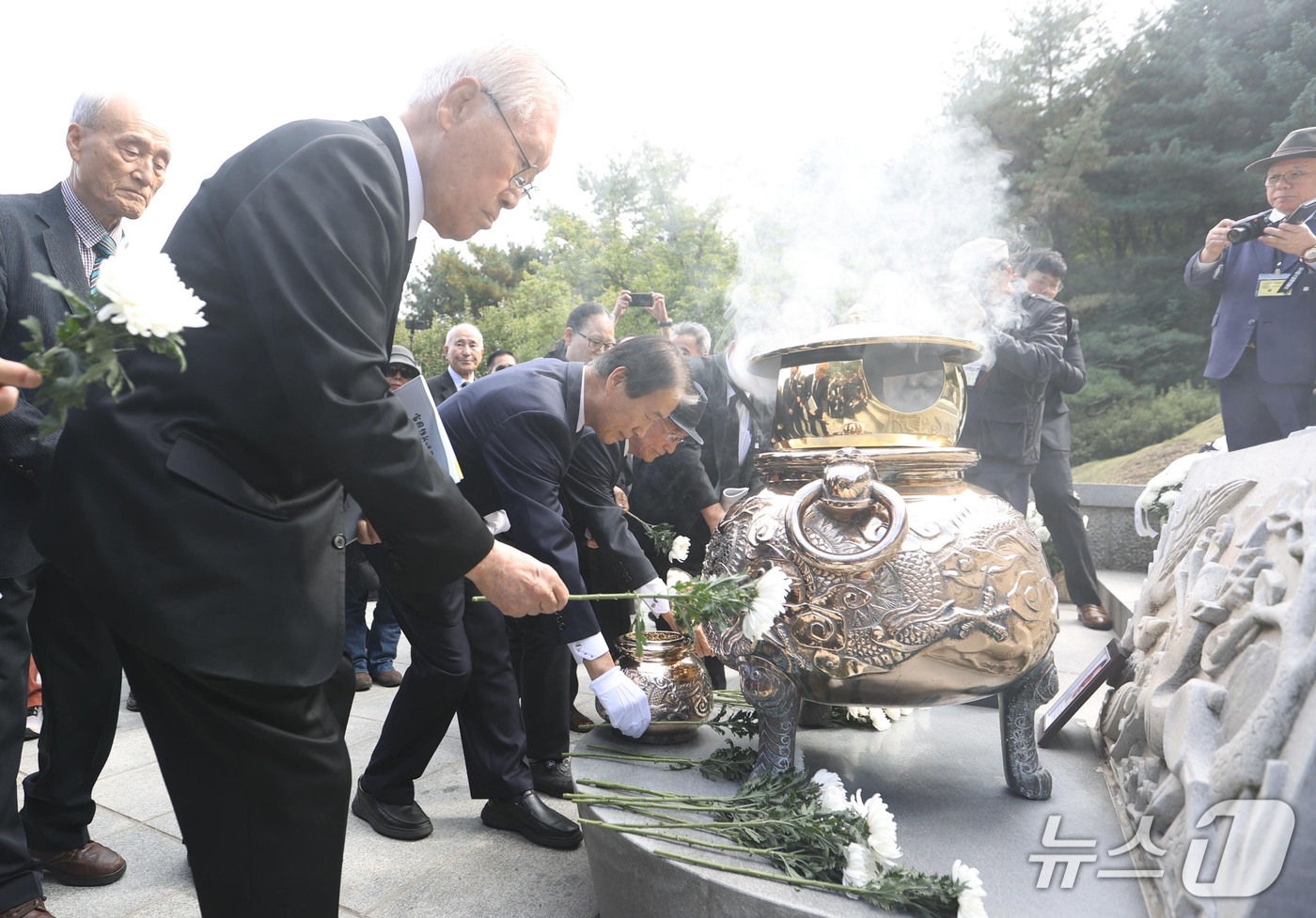 (서울=뉴스1) 이종덕 기자 = 권오을 국가보훈부 장관이 26일 오전 서울 동작구 국립서울현충원에서 열린 故 박정희 전 대통령 서거 47주기 추모식에 참석하여 대통령 묘소를 방문, …