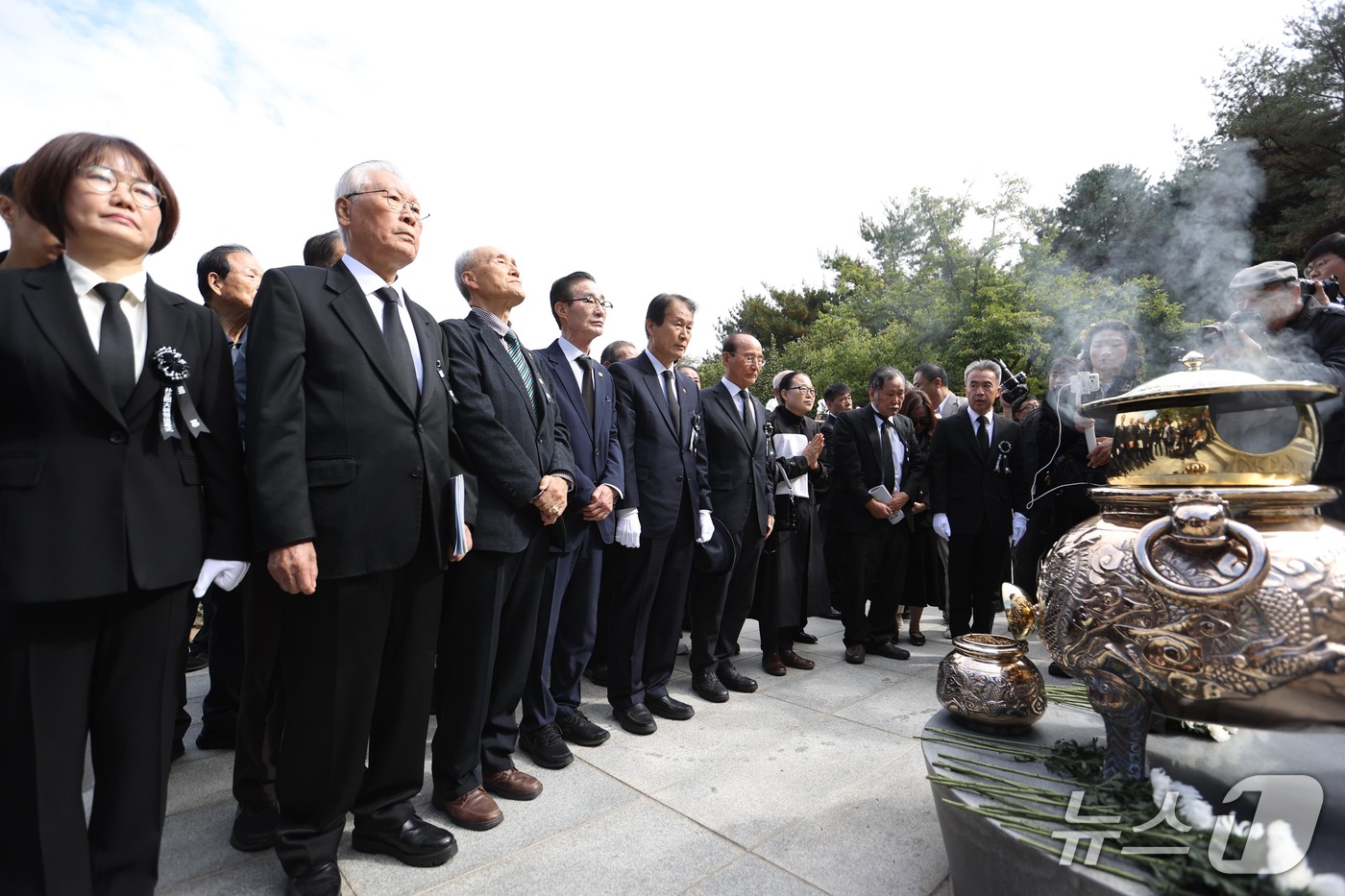 (서울=뉴스1) 이종덕 기자 = 권오을 국가보훈부 장관이 26일 오전 서울 동작구 국립서울현충원에서 열린 故 박정희 전 대통령 서거 47주기 추모식에 참석하여 대통령 묘소를 방문, …
