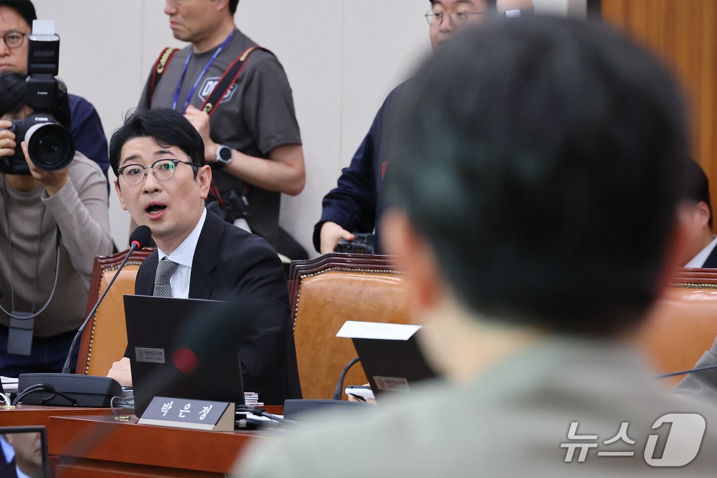 본문 이미지 - 주진우 국민의힘 의원이 26일 서울 여의도 국회에서 열린 법제사법위원회의 법무부 등에 대한 종합감사에서 이재명 대통령의 배우자 김혜경 여사가 서울 역삼동 화재 발생일 유명 프로골퍼와 골프를 쳤다는 의혹과 관련해 오동운 공수처장에게 질의하고 있다. 2026.10.26 ⓒ 뉴스1 신웅수 기자
