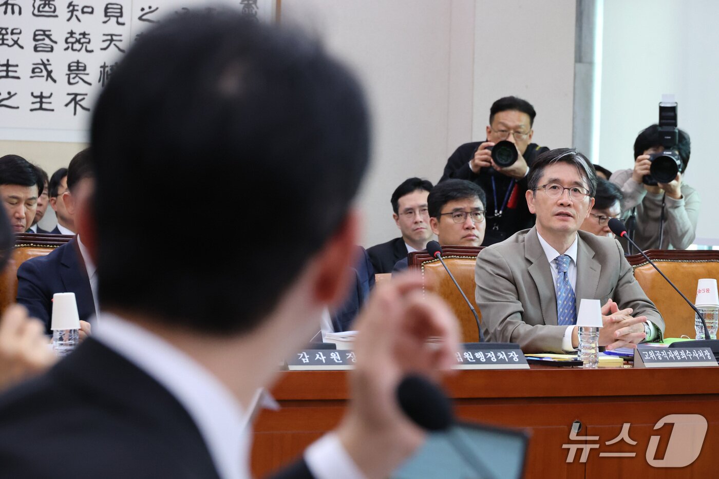 본문 이미지 - 오동운 공수처장이 26일 서울 여의도 국회에서 열린 법제사법위원회의 법무부 등에 대한 종합감사에서 주진의 국민의힘 의원의 김혜경 여사 골프 의혹 질의와 관련해 답변하고 있다. 2026.10.26 ⓒ 뉴스1 신웅수 기자