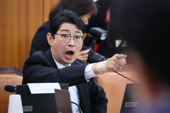 주진우 "金여사 황제골프" 의혹 주장…靑 "허위사실" 與 "고발"