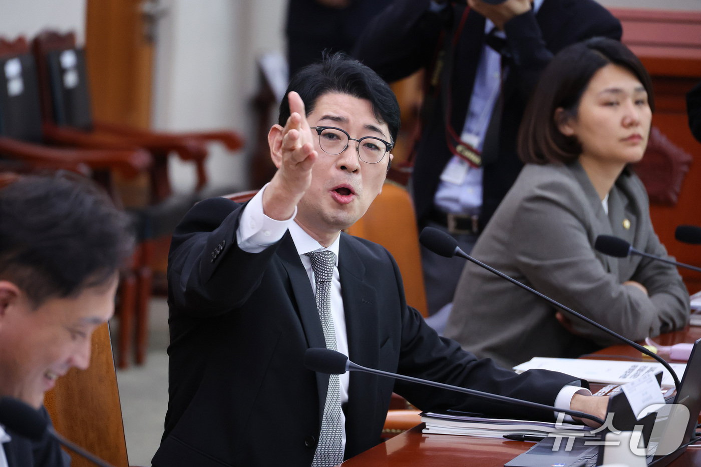 (서울=뉴스1) 신웅수 기자 = 주진우 국민의힘 의원이 26일 서울 여의도 국회에서 열린 법제사법위원회의 법무부 등에 대한 종합감사에서 이재명 대통령의 배우자 김혜경 여사가 서울 …