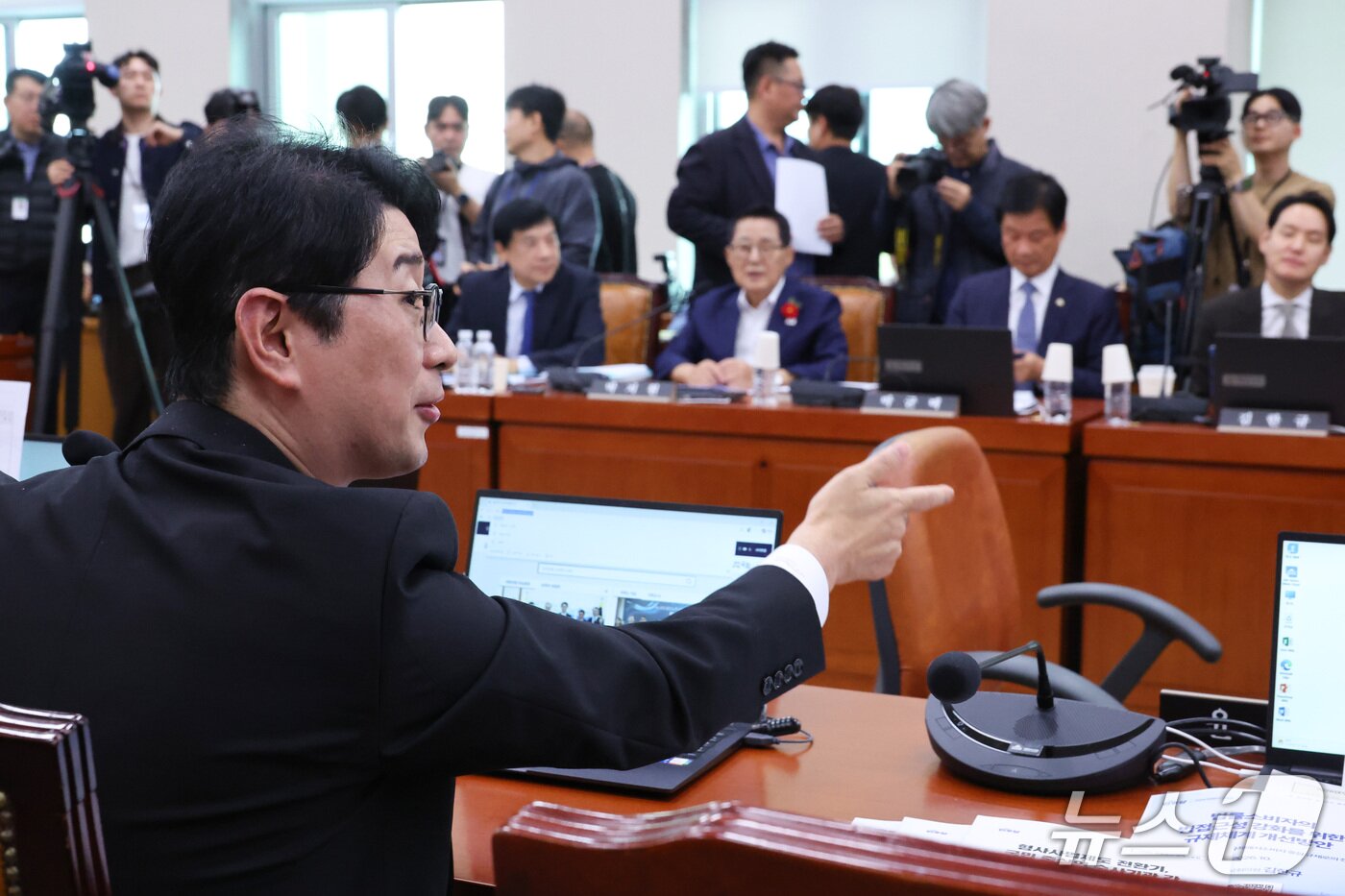 본문 이미지 - 주진우 국민의힘 의원이 26일 서울 여의도 국회에서 열린 법제사법위원회의 법무부 등에 대한 종합감사에서 이재명 대통령의 배우자 김혜경 여사가 서울 역삼동 화재 발생일 유명 프로골퍼와 골프를 쳤다는 의혹과 관련해 영상을 재생하는 것이 불허되자 서영교 위원장과 언쟁을 벌이고 있다. 2026.10.26 ⓒ 뉴스1 신웅수 기자