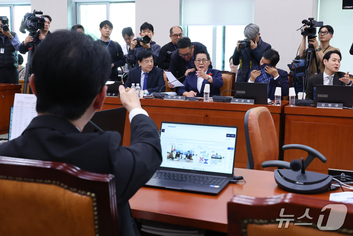 (서울=뉴스1) 신웅수 기자 = 주진우 국민의힘 의원이 26일 서울 여의도 국회에서 열린 법제사법위원회의 법무부 등에 대한 종합감사에서 이재명 대통령의 배우자 김혜경 여사가 서울 …
