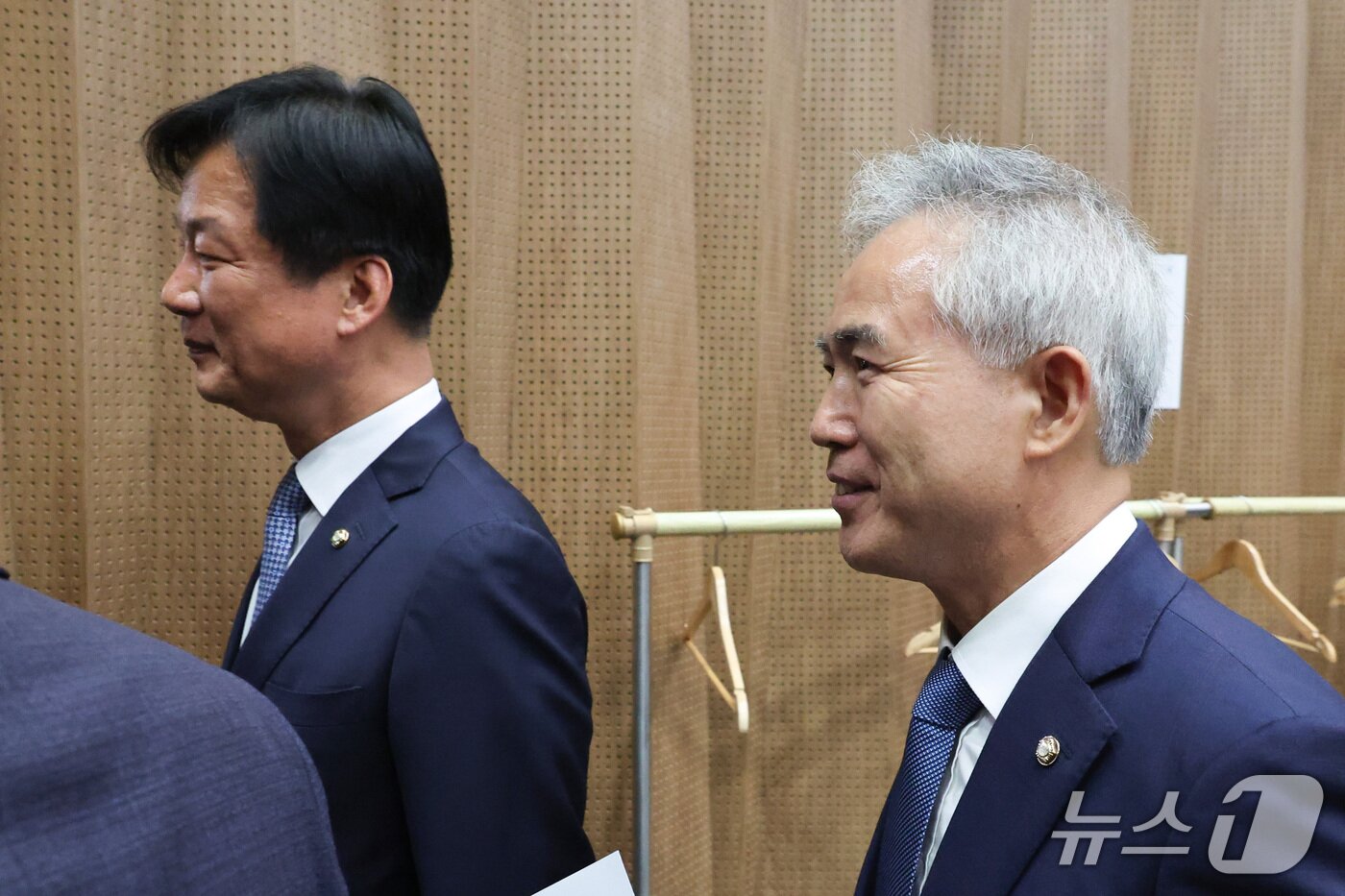본문 이미지 - 법무부 장관 후보자로 거론되는 박균택(왼쪽), 양부남 더불어민주당 의원이 지난 26일 서울 여의도 국회에서 명태균 게이트 진상조사단 기자회견을 마친 후 회견장을 나서고 있다. 2026.10.26 ⓒ 뉴스1 신웅수 기자