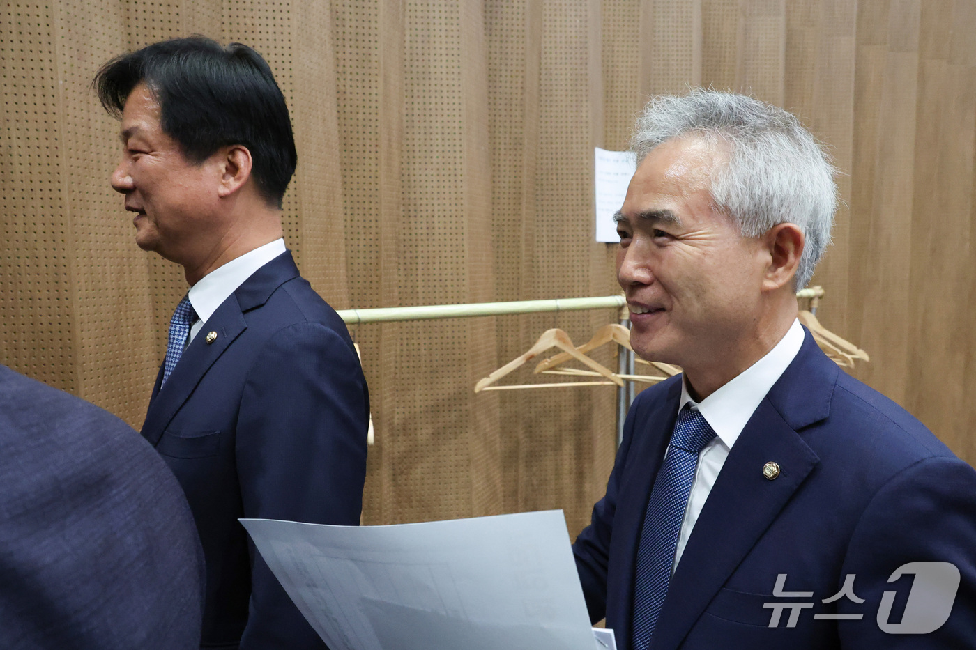 (서울=뉴스1) 신웅수 기자 = 법무부 장관 후보자로 거론되는 박균택(왼쪽), 양부남 더불어민주당 의원이 26일 서울 여의도 국회에서 명태균 게이트 진상조사단 기자회견을 마친 후 …
