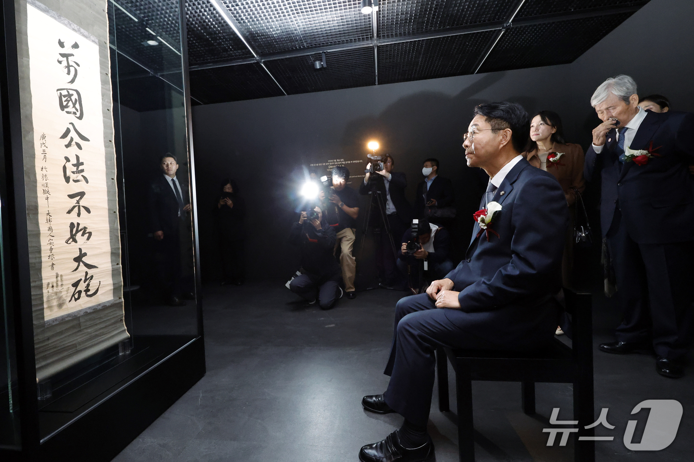(서울=뉴스1) 박정호 기자 = 조정식 국회의장이 26일 오후 서울시 종로구 국립고궁박물관에서 열린 안중근 의사 환수 유묵 특별전 개막행사에서 안 의사의 유묵 '만국공법불여대포'( …