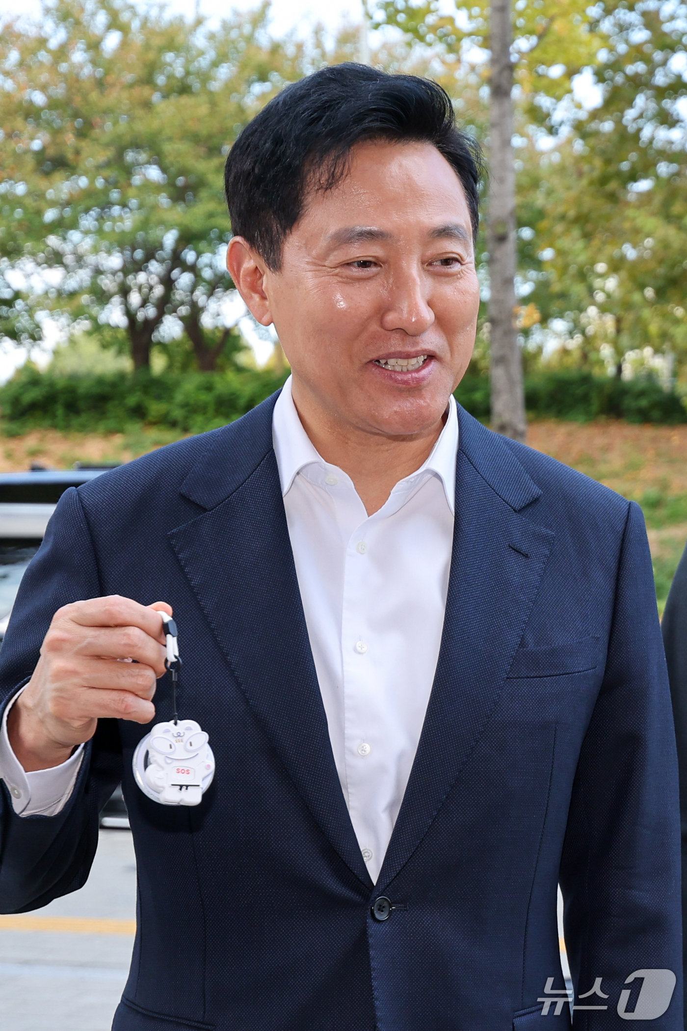 (서울=뉴스1) 안은나 기자 = 오세훈 서울시장이 26일 서울 양천구 CCTV 관제센터를 찾아 그립톡 형태로 새로 나온 동행안심벨을 들어 보이고 있다.동행안심벨은 위급한 상황에서 …