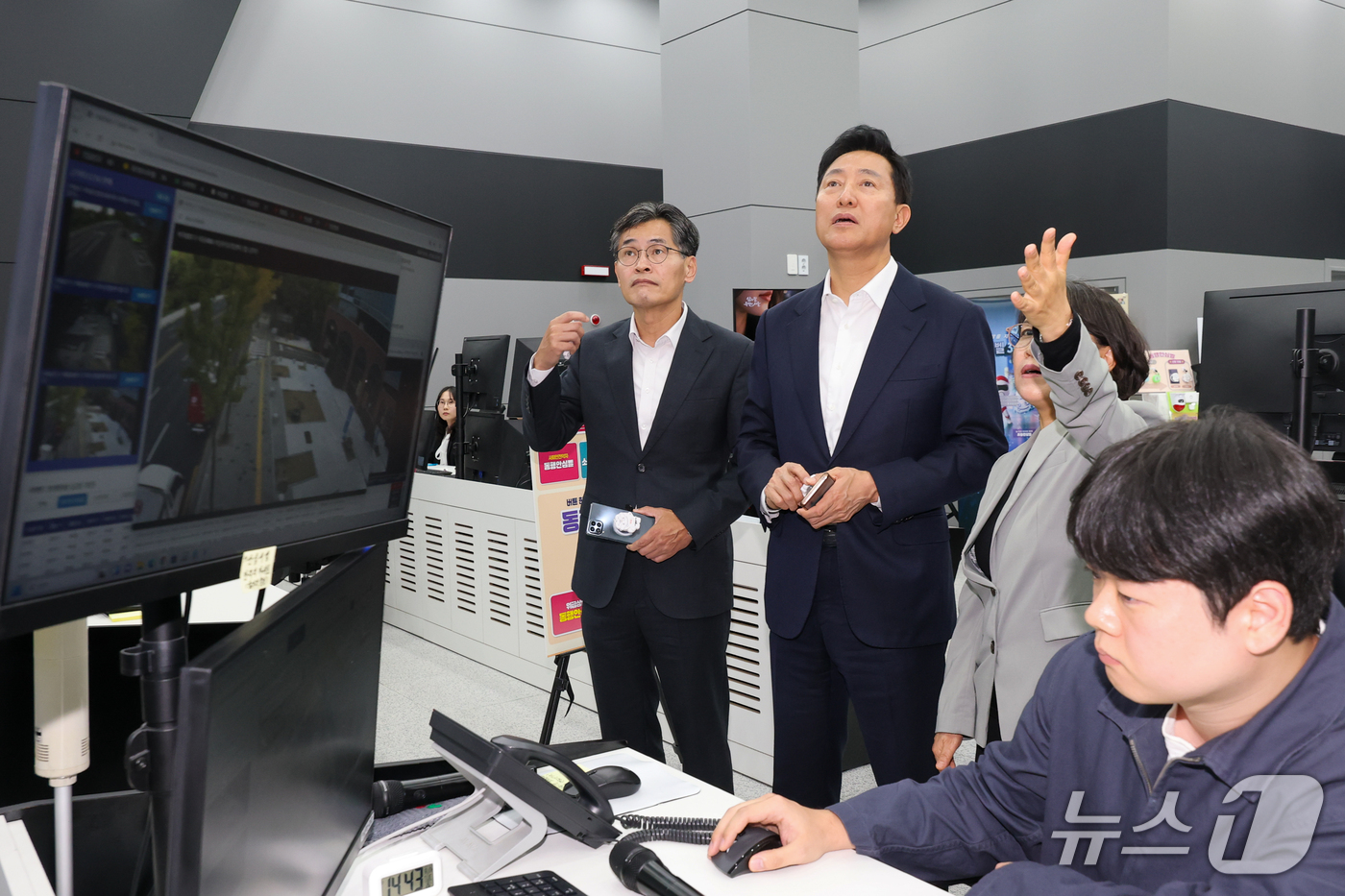(서울=뉴스1) 안은나 기자 = 오세훈 서울시장과 이기재 양천구청장이 26일 서울 양천구 CCTV 관제센터를 찾아 동행안심벨 신고 접수부터 현장 상황 파악, 경찰 출동까지 이어지는 …