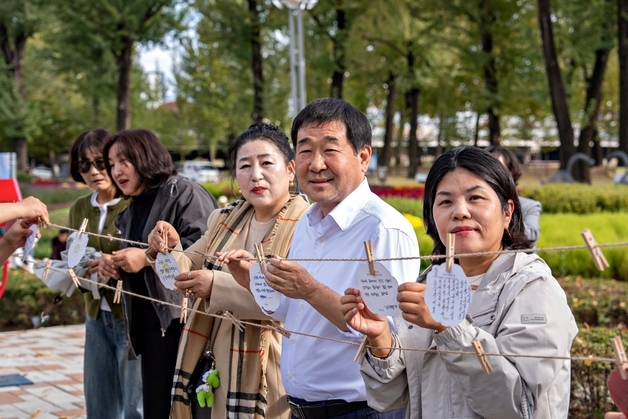 증평군, 보강천 미루나무숲 정비 앞두고 추억 행사