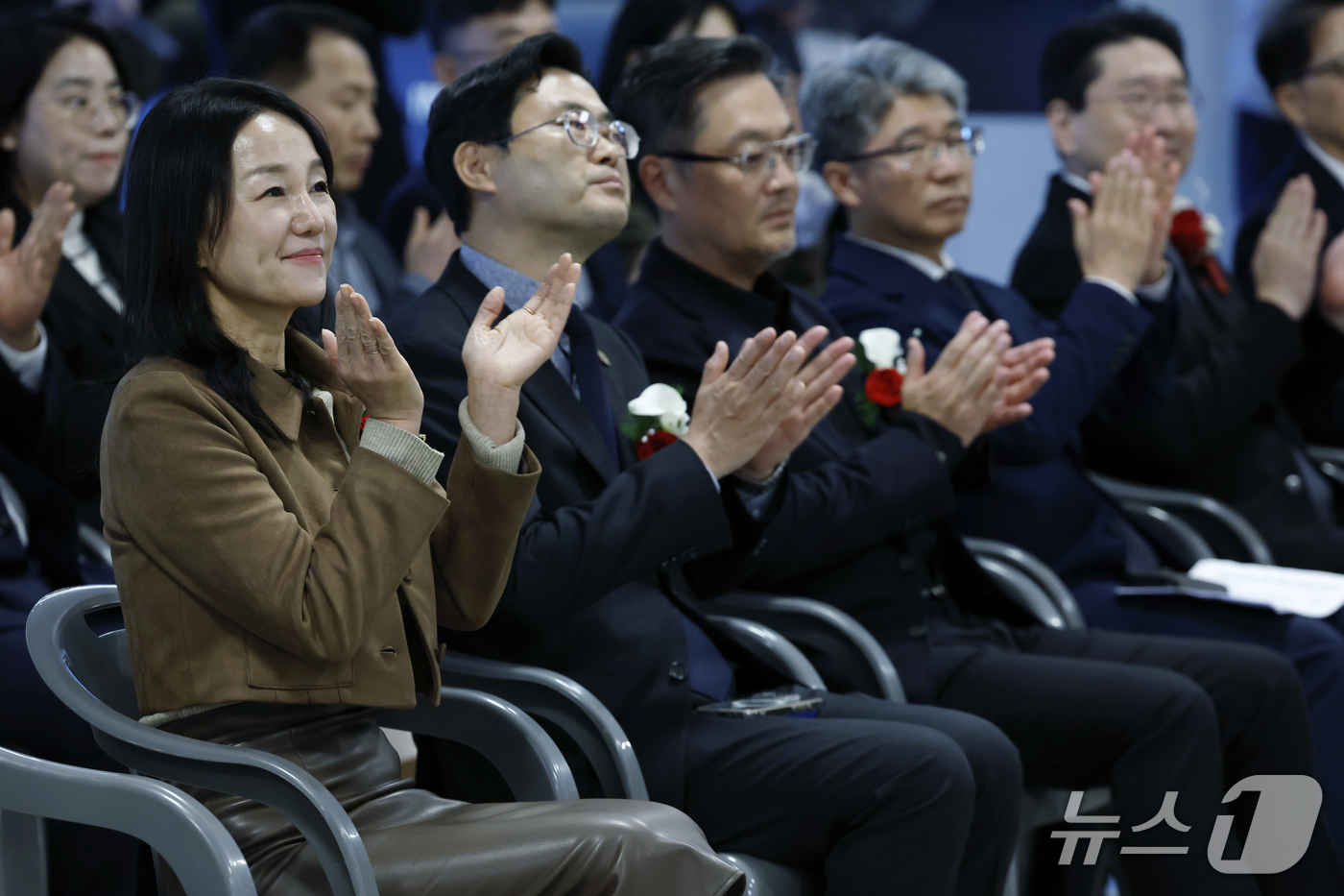 (서울=뉴스1) 박정호 기자 = 이재정 국회 문화체육관광위원회 위원장(왼쪽)이 26일 오후 서울시 종로구 국립고궁박물관에서 열린 안중근의사 환수 유묵 특별전 개막행사에서 조정식 국 …