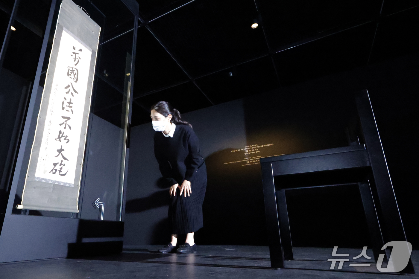 (서울=뉴스1) 박정호 기자 = 26일 오후 서울시 종로구 국립고궁박물관 기획전시실에 안중근 의사의 유묵 '만국공법불여대포'(국제법이 대포만 못하다'가 전시되어 있다.'국제법이 대 …