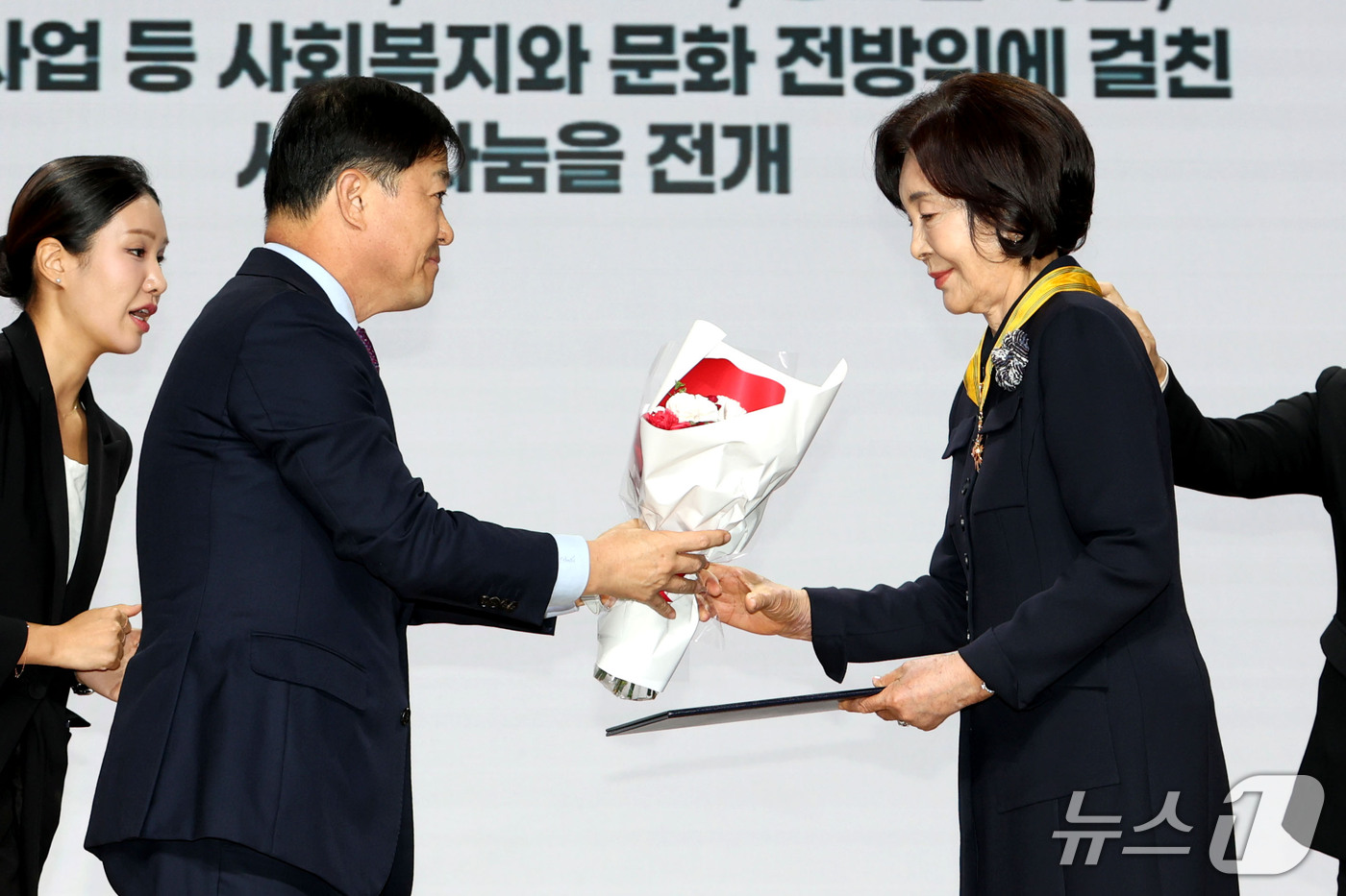 (서울=뉴스1) 이광호 기자 = 홍라희 리움미술관 명예관장이 26일 오후 서울 중구 우리은행 본점에서 열린 대한적집자사 창립 121주년 기념식에서 이형훈 보건복지부 2차관에게 국민 …