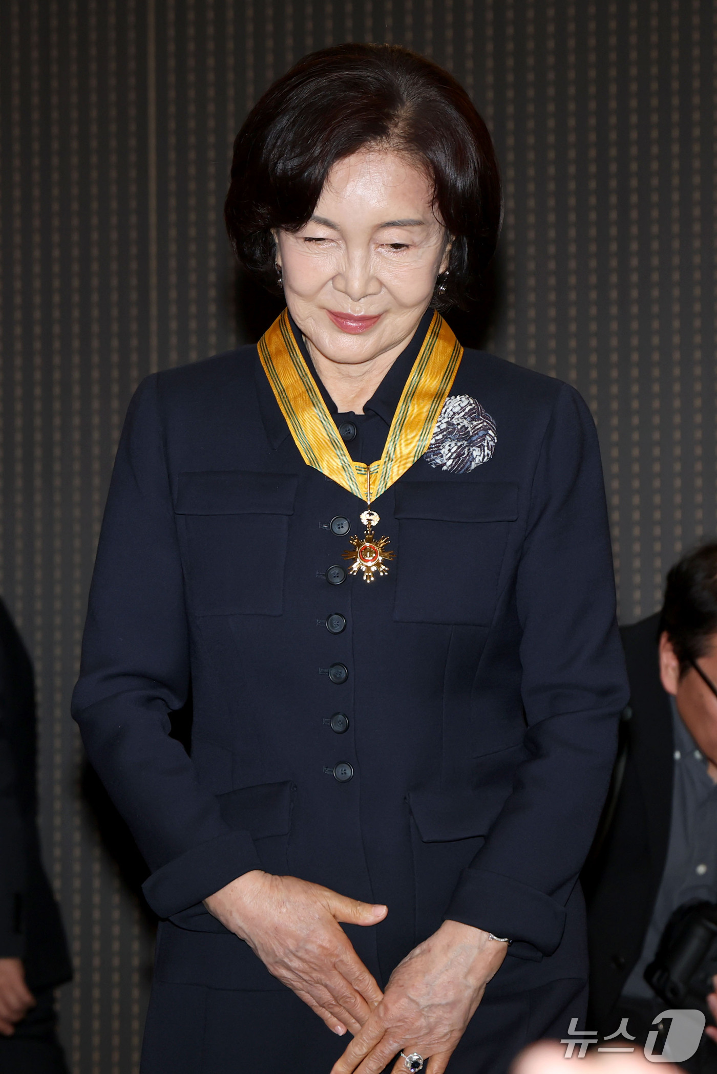 (서울=뉴스1) 이광호 기자 = 홍라희 리움미술관 명예관장이 26일 오후 서울 중구 우리은행 본점에서 열린 대한적집자사 창립 121주년 기념식에서 국민훈장 동백장을 수여받고 자리로 …