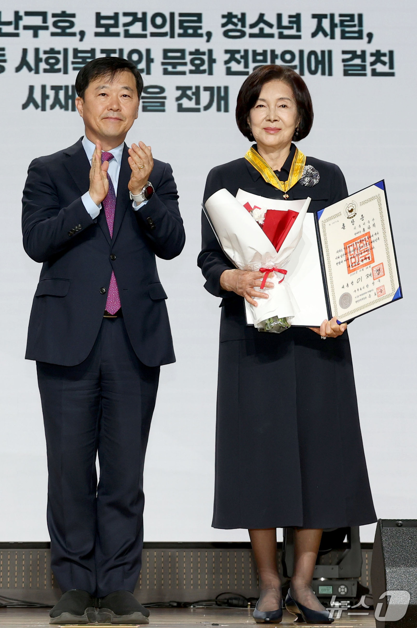 (서울=뉴스1) 이광호 기자 = 홍라희 리움미술관 명예관장이 26일 오후 서울 중구 우리은행 본점에서 열린 대한적집자사 창립 121주년 기념식에서 이형훈 보건복지부 2차관에게 국민 …