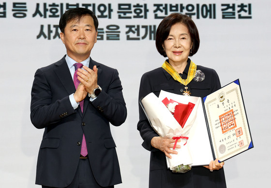'문화부터 의료까지'…40년 사회공헌 홍라희, 국민훈장 동백장 수훈