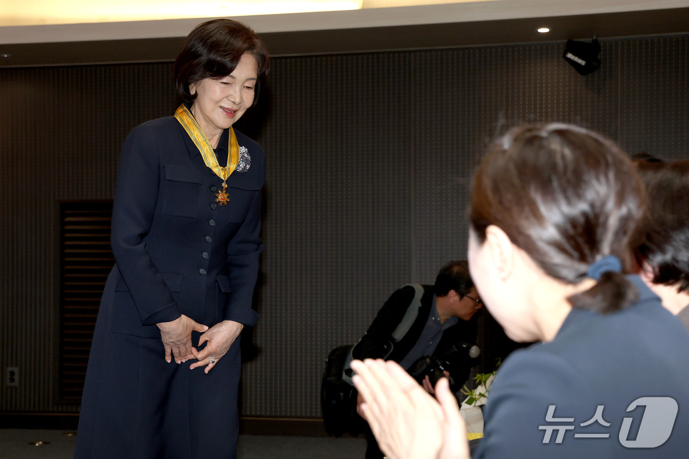 (서울=뉴스1) 이광호 기자 = 홍라희 리움미술관 명예관장이 26일 오후 서울 중구 우리은행 본점에서 열린 대한적집자사 창립 121주년 기념식에서 국민훈장 동백장을 수여받고 자리로 …