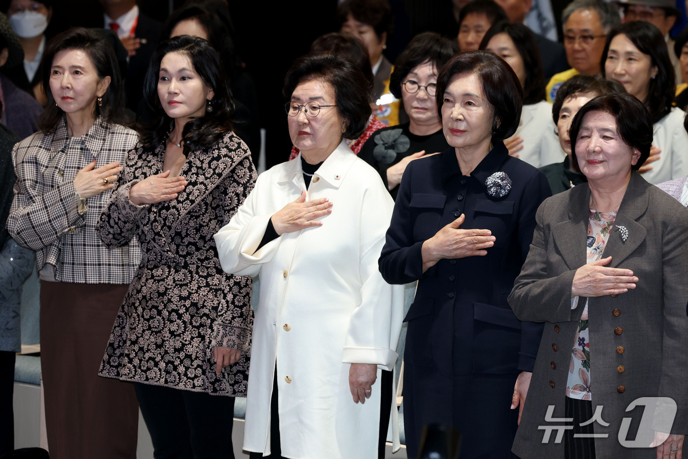 (서울=뉴스1) 이광호 기자 = 홍라희 리움미술관 명예관장(오른쪽 두번째)과 이서현 삼성물산 사장(오른쪽 네번째)이 26일 오후 서울 중구 우리은행 본점에서 열린 대한적집자사 창립 …