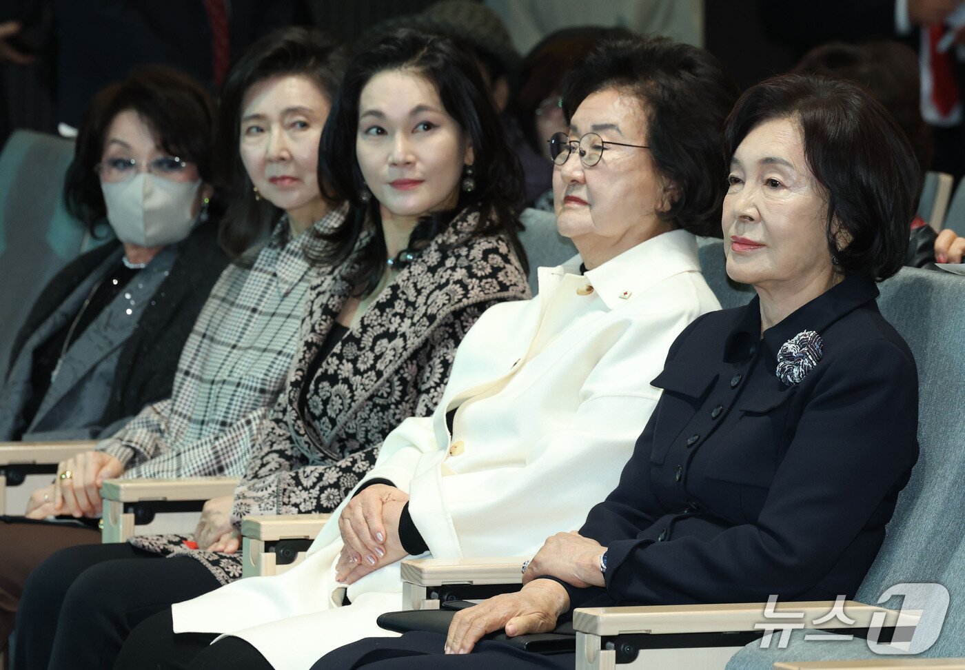 본문 이미지 - 홍라희 리움미술관 명예관장(오른쪽)과 이서현 삼성물산 사장(오른쪽 세번째)이 26일 오후 서울 중구 우리은행 본점에서 열린 대한적집자사 창립 121주년 기념식에 참석해 자리에 앉아 있다. ⓒ 뉴스1 이광호 기자