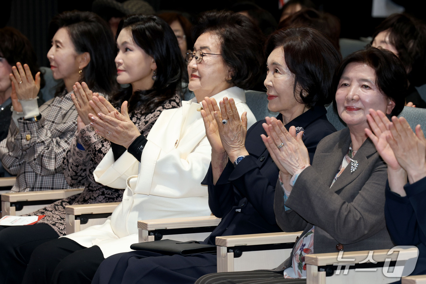 (서울=뉴스1) 이광호 기자 = 홍라희 리움미술관 명예관장(오른쪽 두번째)과 이서현 삼성물산 사장(오른쪽 네번째)이 26일 오후 서울 중구 우리은행 본점에서 열린 대한적집자사 창립 …