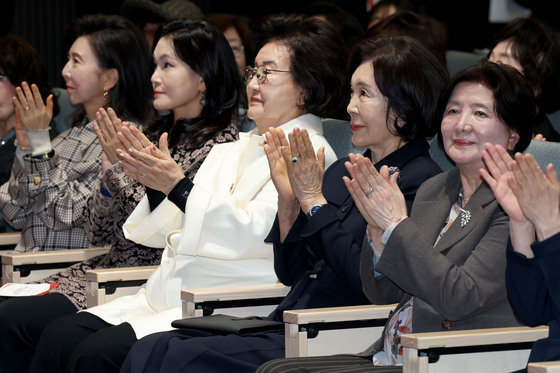 대한적십자사 창립 기념식 참석한 홍라희 명예관장과 이서현 사장
