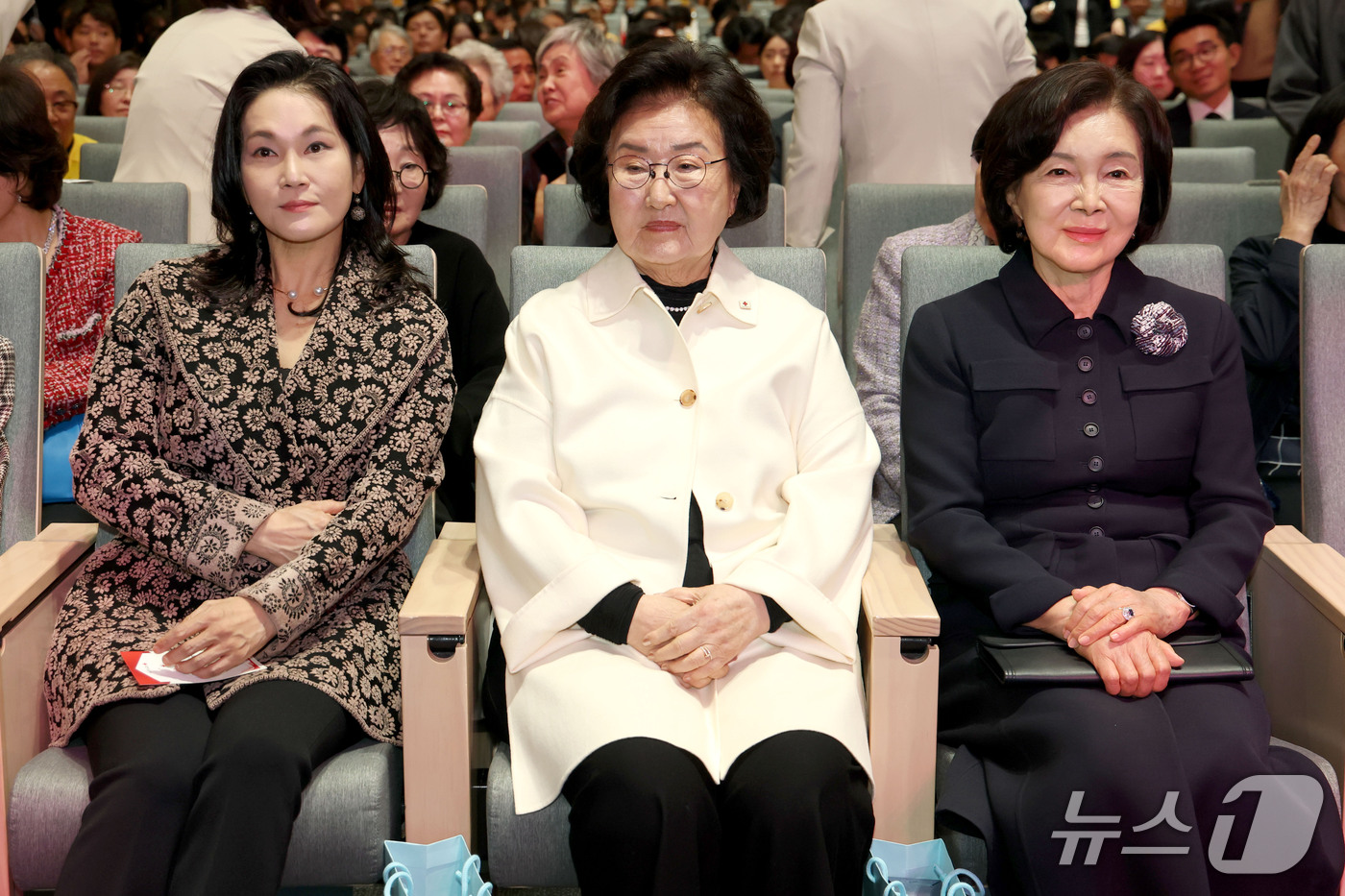 (서울=뉴스1) 이광호 기자 = 홍라희 리움미술관 명예관장(오른쪽부터)과 김영자 레드크로스 아너스클럽위원장, 이서현 삼성물산 사장이 26일 오후 서울 중구 우리은행 본점에서 열린 …