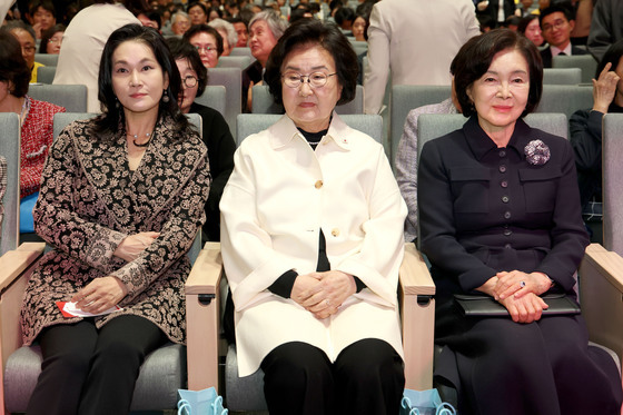 대한적십자사 창립 기념식 참석한 홍라희 명예관장과 이서현 사장