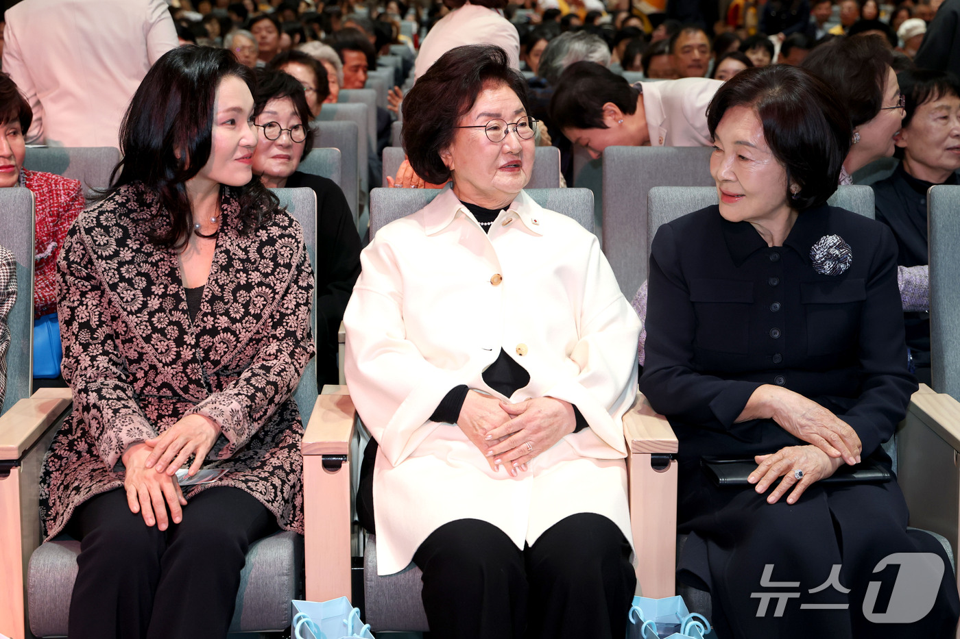(서울=뉴스1) 이광호 기자 = 홍라희 리움미술관 명예관장(오른쪽부터)과 김영자 레드크로스 아너스클럽위원장, 이서현 삼성물산 사장이 26일 오후 서울 중구 우리은행 본점에서 열린 …