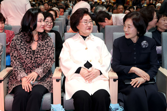 대화하는 홍라희 명예관장과 이서현 사장