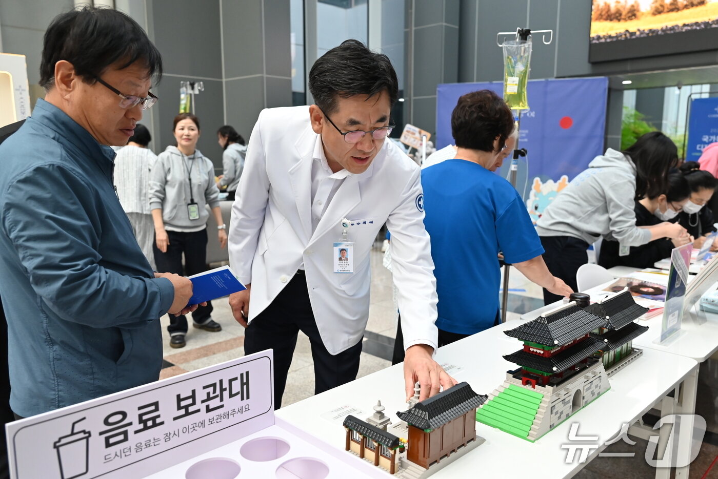본문 이미지 - 의료진과 환자, 보호들이 '국가유산 디지털 동행 COMES 01'에 참여하고 있다.(동아대병원 제공. 재판매 및 DB 금지)