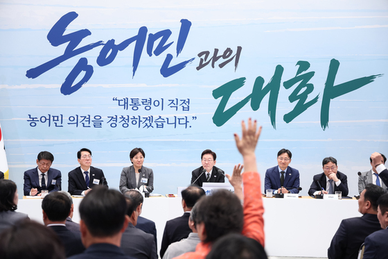 발언권 요청 바라보는 이재명 대통령