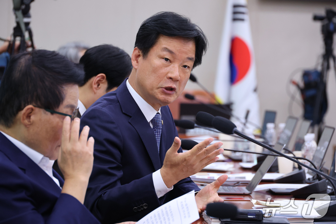 (서울=뉴스1) 신웅수 기자 = 박균택 더불어민주당 의원이 26일 서울 여의도 국회에서 열린 법제사법위원회의 법무부 등에 대한 종합감사에서 질의하고 있다. 2026.10.26/뉴스 …
